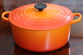 Le Creuset Enameled Cast Iron Signature Round Dutch Oven With Lid, 5.5 Quart