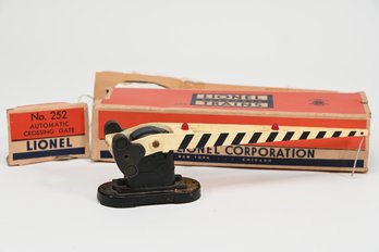 Lionel No. 252 Pre-displayed Automatic Crossing Gate