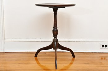 Antique Federal Mahogany Round Side Table