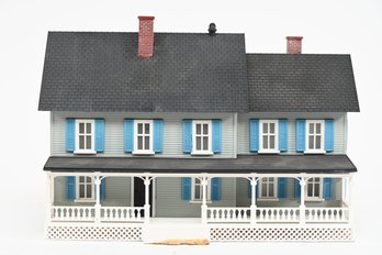 MTH Grey Farmhouse Professionally Weathered Scenery Kit