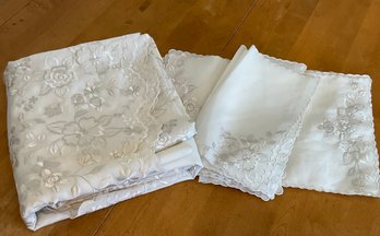 Vintage White Floral Tablecloth With Napkins And Placements