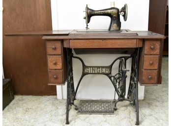 Stunning Antique Tiger Oak Foot Pedal Singer Sewing Machine 36'x17'x29'