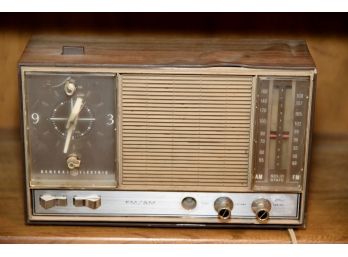 Vintage GE Bakelite Radio