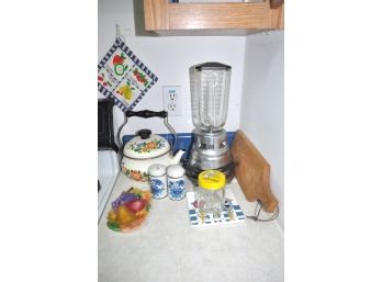 Pot Luck Of Kitchenware, Blender, Pots And Pans, Tubberware And More