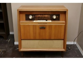 Vintage Grundig Majestic Radio 29 X 15.5 X 31.5