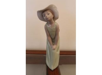 Lladro Curious Girl With Straw Hat & Green Dress #5009