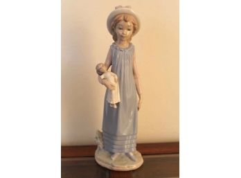 Lladro 'Girl With Doll' (Read)