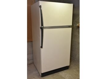 Amana 22 Refrigerator 32 X 30 X 68