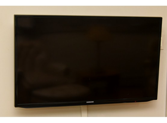 Samsung 40' Television- WALL MOUNT NOT INCLUDED