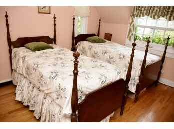 Two Antique Mahogany 4 Post Twin Beds With Bedding And Mattresses