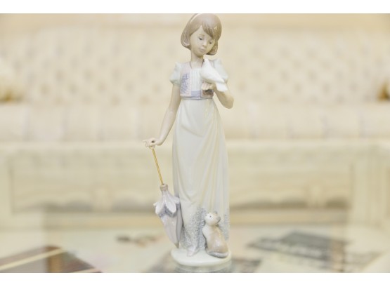Lladro 7611 Girl With Dove