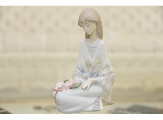 Lladro E18S Girl With Flower Basket
