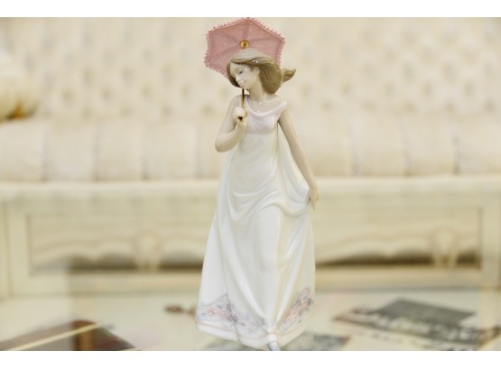 Lladro 7636 Girl With Parasol