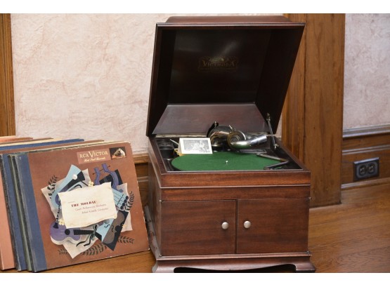 Victor Talking Machine , Tabletop 1915 Antique Mahogany Victrola With Record Collection