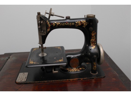 Singer Sewing Machine With Cabinet 21 X 18 X 28