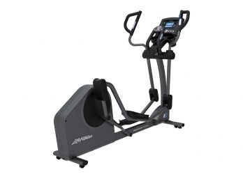 Life Fitness E3 Cross Trainer Elliptical Retail $3,399 - 74 X 33 X 62