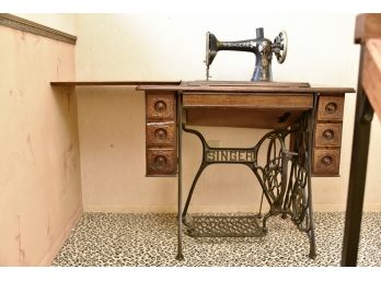 Vintage Singer Sewing Machine And Table 36w X 18d X 29h, 50' Open