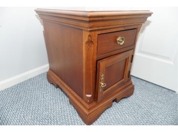 A Oak BroyHill Side Table With Magazine Slot