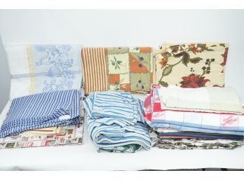 An Assorted Group Of 12 Tablecloths And Placemats And Napkins