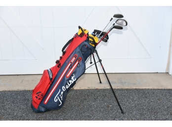 Titlist Golf Bag With Taylor Made Club