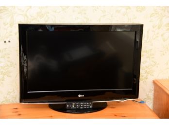 32' LG TV With Remote