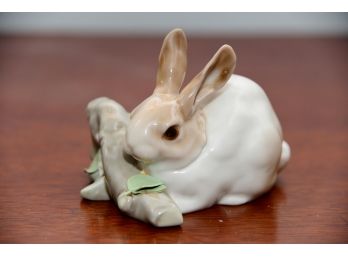 A Lladro Rabbit Figurine