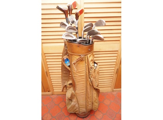 Golf Club Bag With Golf Clubs Including Wilson
