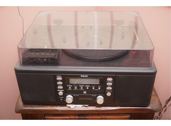 Teac CD Recorder With Turntable/Cassette Player Model LP-R550USB
