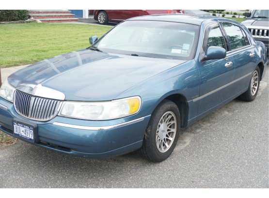 2002 Blue Lincoln Town Car With 117k Miles (VIN 1LNHM82W42Y665491)
