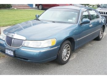 2002 Blue Lincoln Town Car With 117k Miles (VIN 1LNHM82W42Y665491)