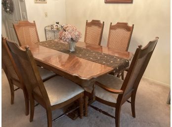 Broyhill Dining Table With 6 Chairs
