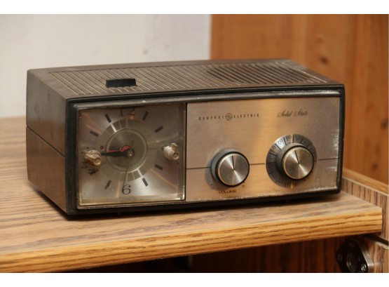 GE Solid State Walnut Clock Radio Model C4430A