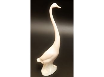 Nao Swan Sculpture (Chipped)