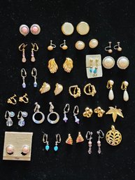 Lot Of Vintage Jewelry - Earrings And Two Pendants #201