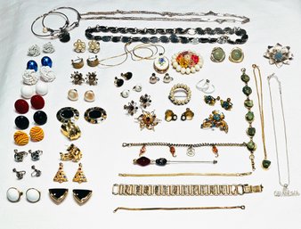 Large Lot Of Vintage Costume Jewelry - Be Sure To View All Detailed Photos #58