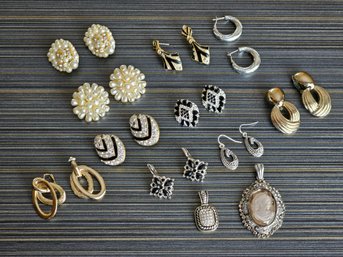 Lot Of Retro/Vintage Costume Jewelry Earrings And Pendants #213