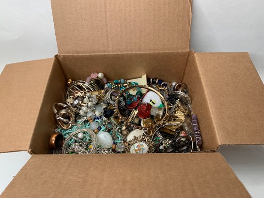 Over 4 Pounds Of Costume Jewelry For Wear/craft/parts, Mixed Lot, Various Conditions