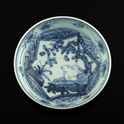 A CHINESE BLUE AND WHITE 'RABBIT' PLATE, 16TH CENTURY