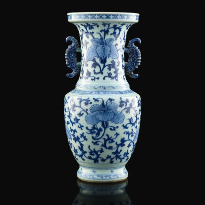 A CHINESE BLUE AND WHITE VASE WITH SCROLLING LOTUS PATTERN, EARLY 19TH CENTURY