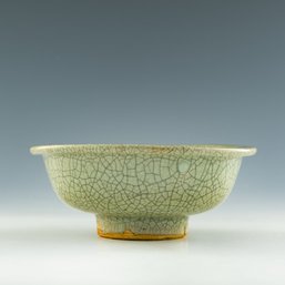 A CHINESE GE-GLAZED BOWL, 18TH CENTURY