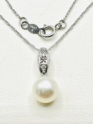 14 Karat White Gold Natural Diamond And Pearl Pendant And Chain - J11587