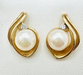 14KT Yellow Gold  Pair Of Natural Diamond And Cultural Freshwater Pearl Earrings - J11819