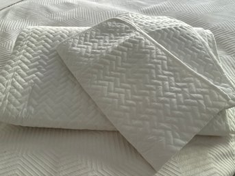 New Summer Weight Quilt And 2 Shams