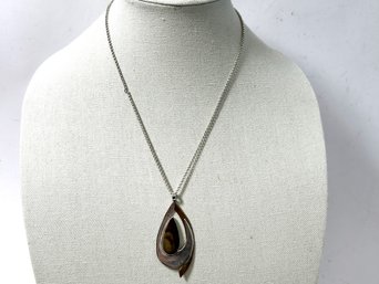 A Beautifully Crafted Sterling Necklace & Sterling Silver Pendant With Agate