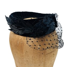 Gorgeous 1950s Fascinator Velvet Hat With Mesh & Feathers