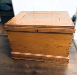 Antique Lift Top Chest, Fabulous Dovetail Joinery - Great Size For A Coffee Table!