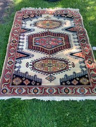 5'x8' Rug With Beautiful Design