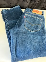 Levis 501-32/32 Distressed Blue Jeans