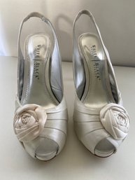 White House Black Market White Silk Rose High Heels Size 7.5