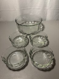 Vtg Salad Bowl Set W Four Bowls Glass